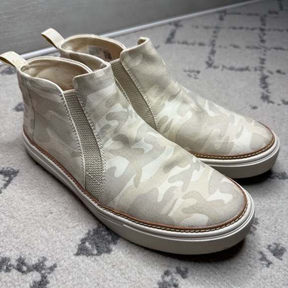TOMS Bryce Egret Camo Printed Slip On High Top Canvas Sneaker - Picture 3 of 10